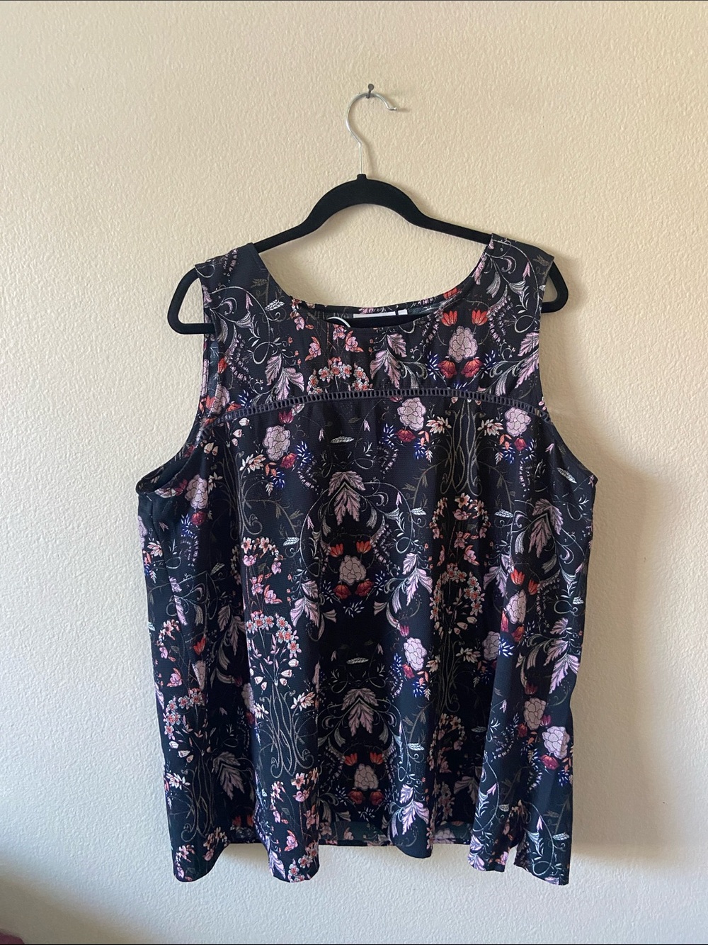 Zizzi- Sleeveless Black Floral Tank Top